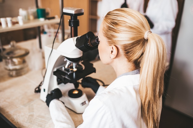 Zdjęcie Średniowieczny naukowiec i badacz pracuje w laboratorium chemicznym.