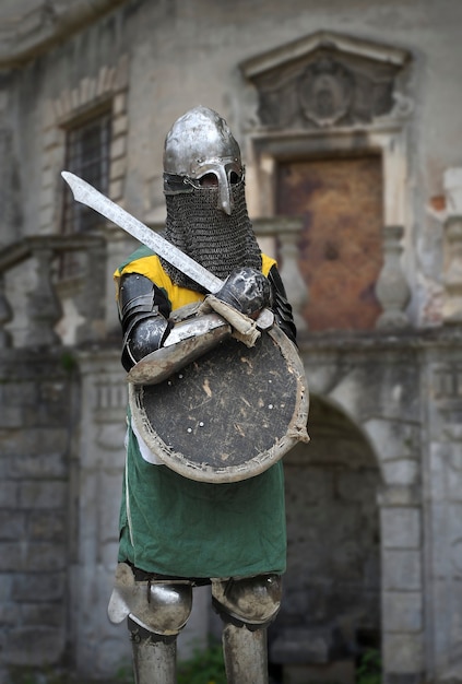 Średniowieczny rycerz w zbroi przeciwko zamkowi
