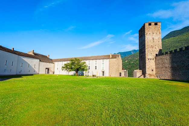 Średniowieczny zamek Castelgrande w Bellinzonie