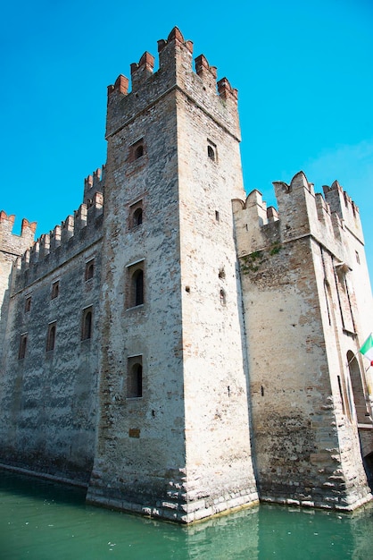 Średniowieczny zamek Scaliger na starym mieście Sirmione nad jeziorem Lago di Garda Italy