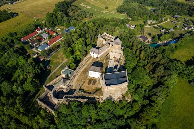 Średniowieczny zamek Stara Lubovna na Słowacji Drone View