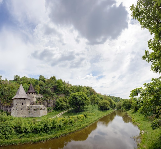 średniowieczny zamek w pobliżu rzeki na Ukrainie