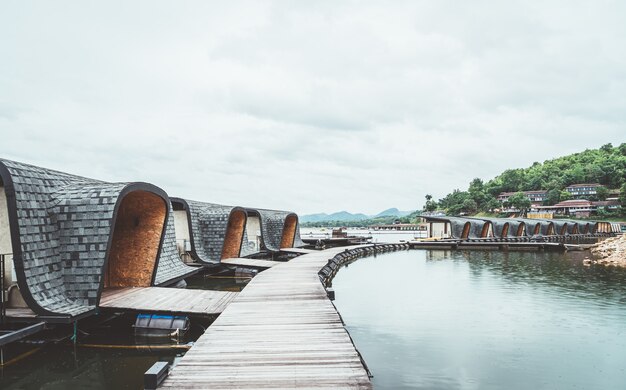 Srinagarind Dam z zachmurzonym niebem w Kanchanaburi