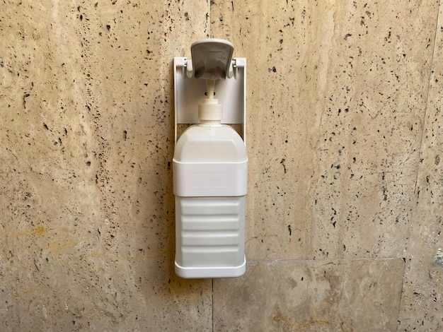 Środek dezynfekujący do rąk w butelce z pompką wisi na ścianie