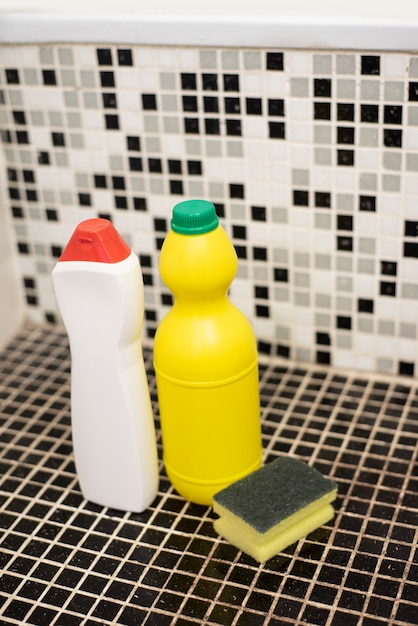 Zdjęcie Środki czyszczące w butelkach łazienkowych i gąbce