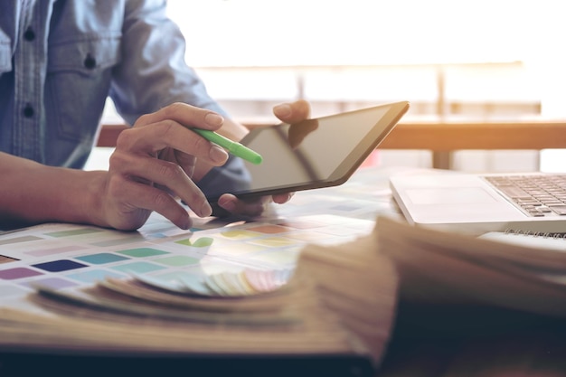 Środkowa część biznesmena pracującego w biurze
