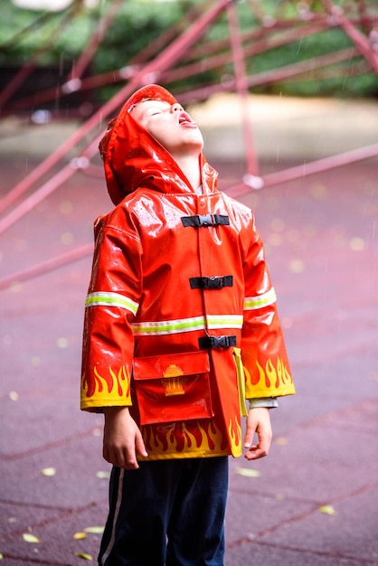 Zdjęcie Środkowa część dziecka stojącego na ulicy