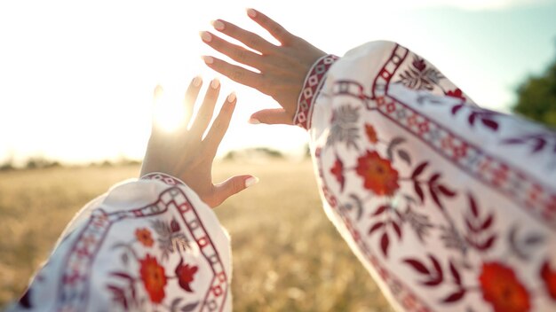 Zdjęcie Środkowa część kobiety trzymającej prezent