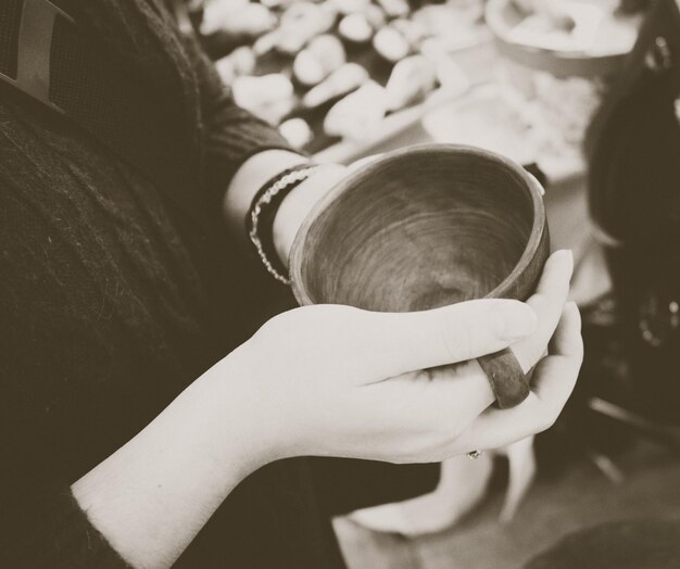 Zdjęcie Środkowa część kobiety trzymającej pustą filiżankę kawy