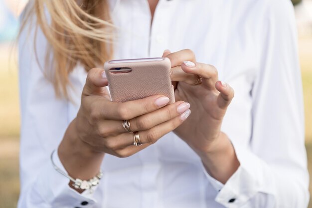 Zdjęcie Środkowa część kobiety używającej telefonu