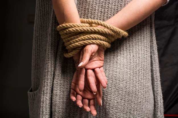 Zdjęcie Środkowa część kobiety z związanymi rękami