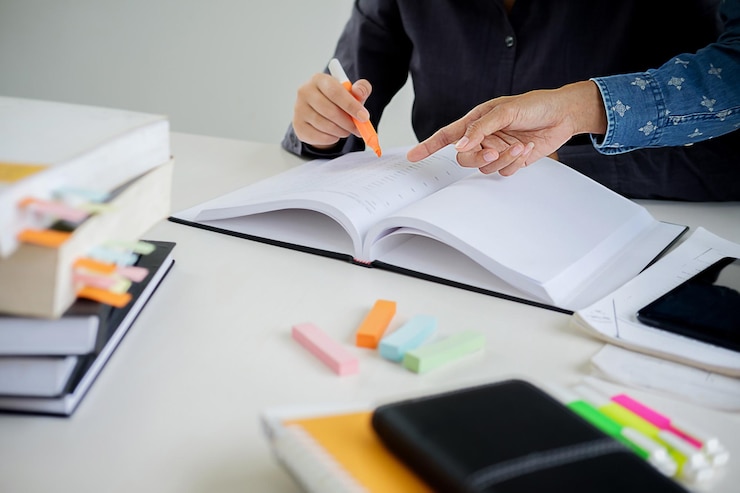 Zdjęcie środkowa część kolegów pracujących przy biurku w biurze