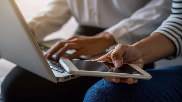 Zdjęcie Środkowa część kolegów z biznesu pracujących przy użyciu