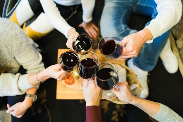 Zdjęcie Środkowa część ludzi trzymających drinka