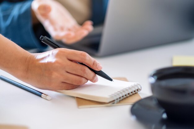 Zdjęcie Środkowa część ludzi używających laptopa na stole