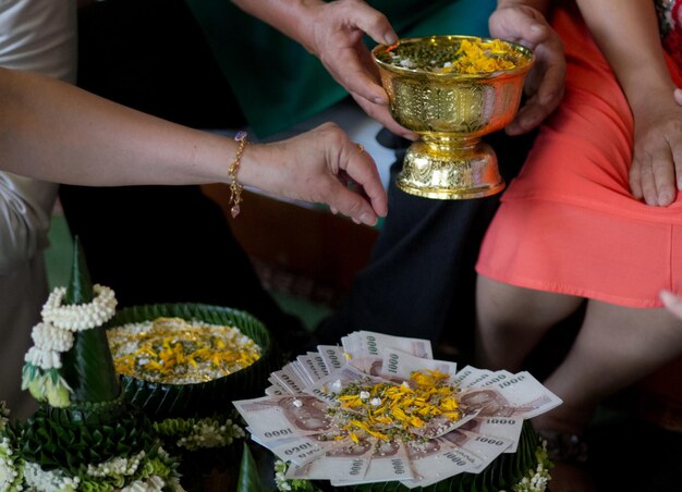 Zdjęcie Środkowa część ludzi wykonujących rytuały nad papierową walutą podczas ceremonii ślubnej