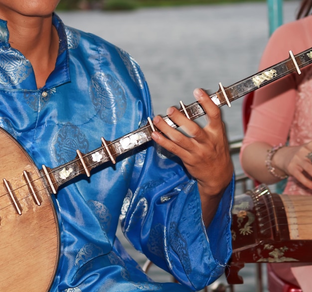 Zdjęcie Środkowa część mężczyzny grającego na instrumencie smyczkowym