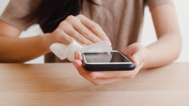 Środkowa część mężczyzny używającego telefonu komórkowego na stole