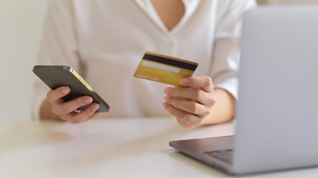 Środkowa część mężczyzny używającego telefonu komórkowego