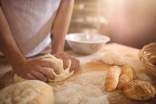 Środkowa część piekarza ugniatającego ciasto