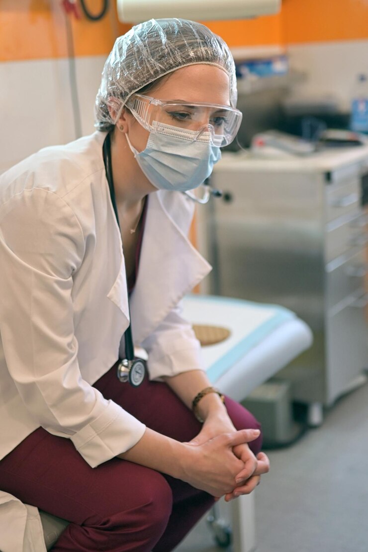 Zdjęcie środkowa część pracującej kobiety