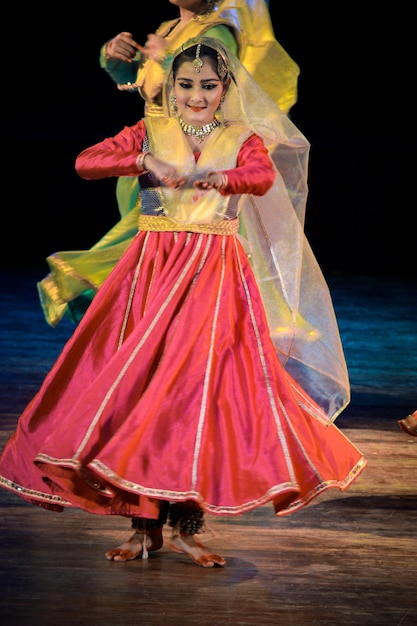Zdjęcie Środkowa część tańczącej kobiety