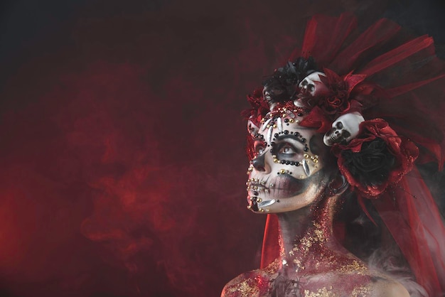 Środkowa dorosła kobieta w kostiumie halloween patrząc w stronę, stojąc na czarnym tle