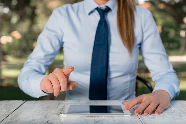 Zdjęcie Środkowa sekcja bizneswoman używając cyfrowego tabletu na stole