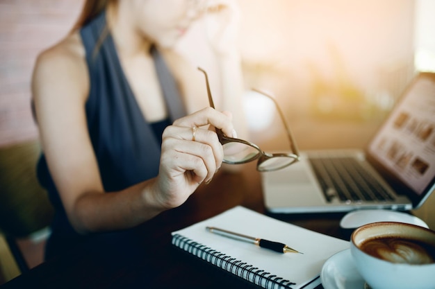 Środkowa sekcja bizneswoman używającej laptopa w biurze