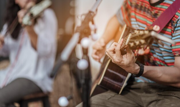 Zdjęcie Środkowa sekcja człowieka grającego na gitarze na koncercie muzycznym