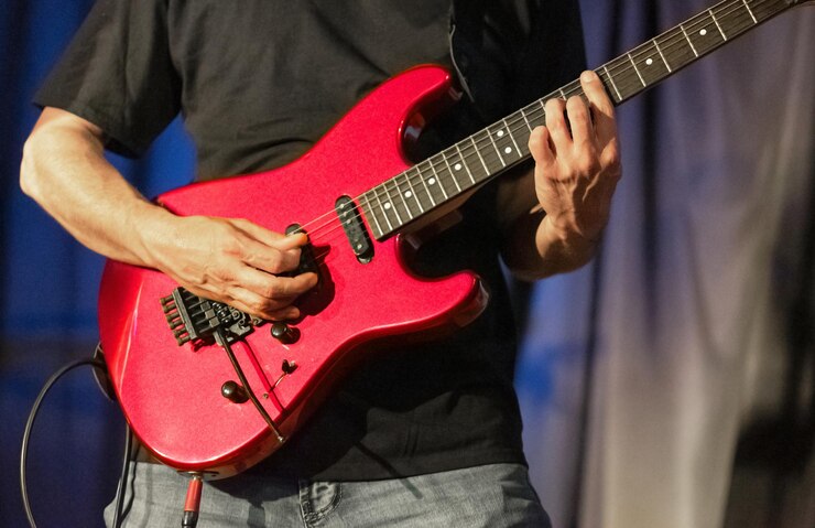 Zdjęcie środkowa sekcja człowieka grającego na gitarze w koncepcji