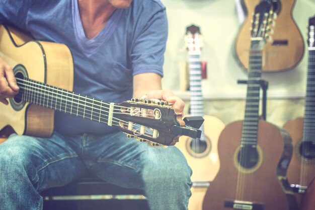 Środkowa sekcja człowieka grającego na gitarze