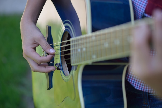 Środkowa sekcja człowieka grającego na gitarze