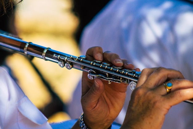 Zdjęcie Środkowa sekcja człowieka grającego na gitarze