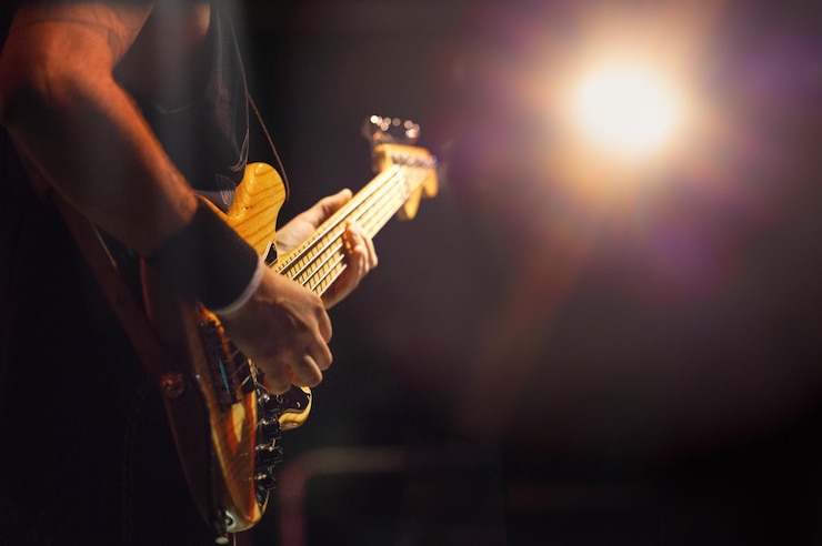 Zdjęcie środkowa sekcja człowieka grającego na gitarze