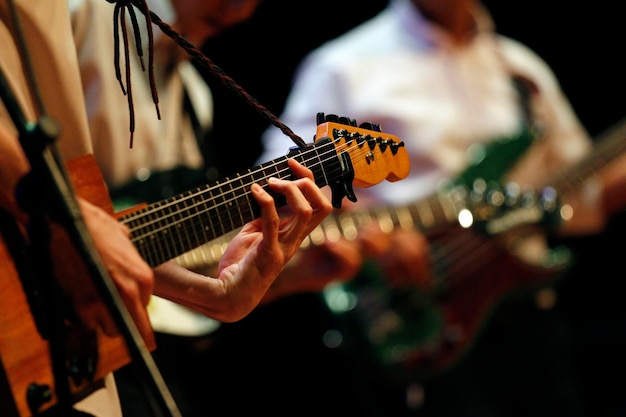 Zdjęcie Środkowa sekcja człowieka grającego na gitarze