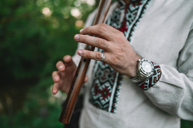 Zdjęcie Środkowa sekcja człowieka grającego na instrumencie muzycznym