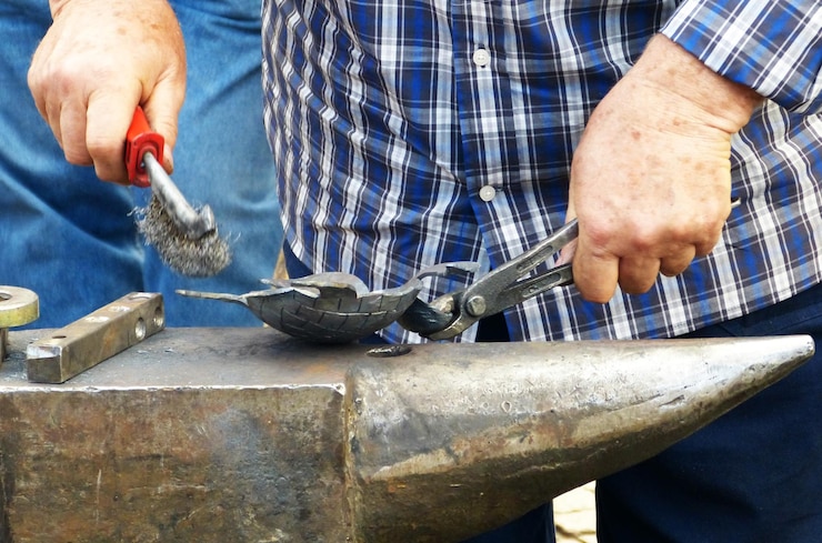 Zdjęcie środkowa sekcja człowieka pracującego w warsztacie