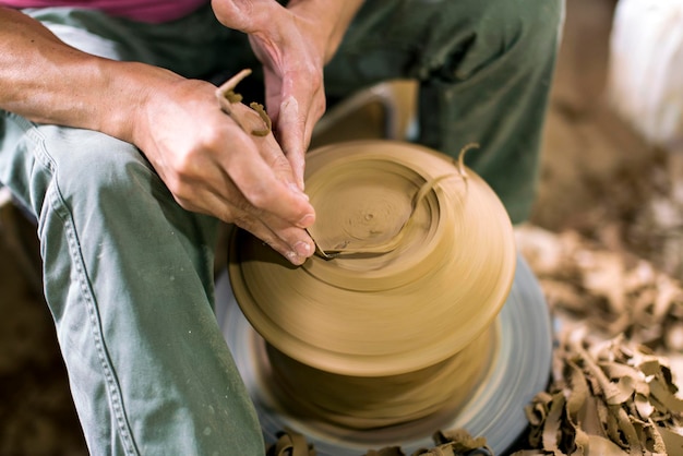 Środkowa sekcja człowieka pracującego z ceramiką
