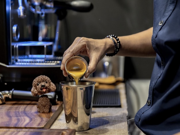 Zdjęcie Środkowa sekcja człowieka trzymającego filiżankę kawy na stole