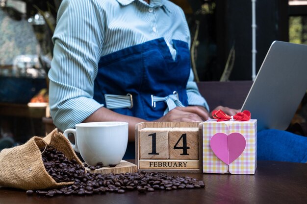 Zdjęcie Środkowa sekcja człowieka trzymającego filiżankę kawy na stole