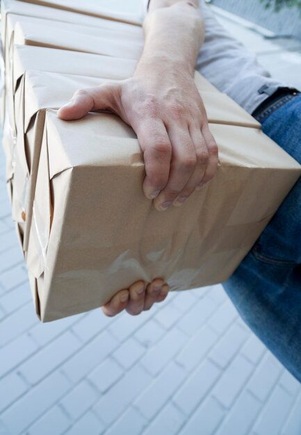 Zdjęcie Środkowa sekcja człowieka trzymającego pudełka