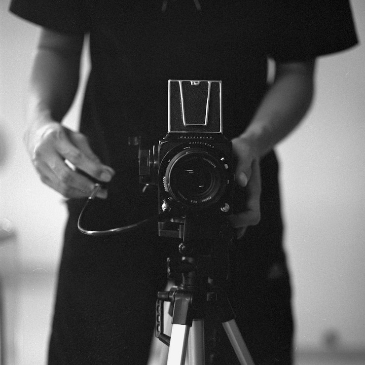 Zdjęcie środkowa sekcja fotografa z kamerą