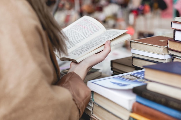 Środkowa sekcja kobiety czytającej książkę w bibliotece