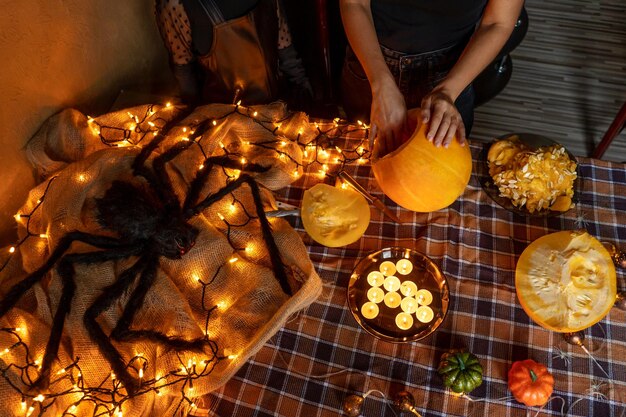 Zdjęcie Środkowa sekcja kobiety dekorującej dynię halloweenową