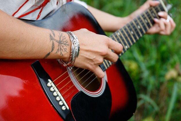 Środkowa Sekcja Kobiety Grającej Na Gitarze