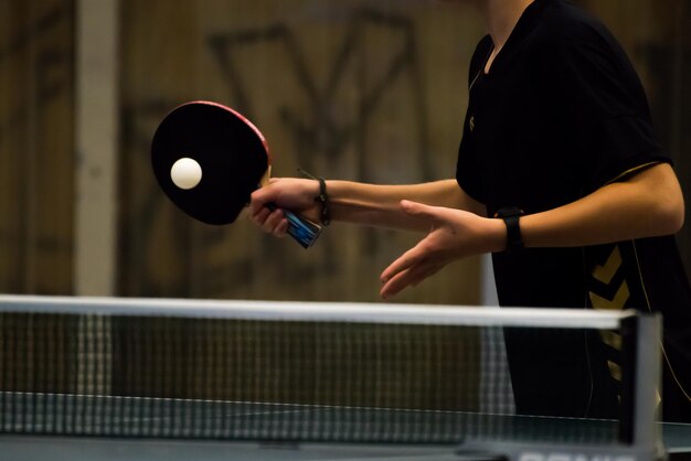 Zdjęcie Środkowa sekcja kobiety grającej w tenisa stołowego