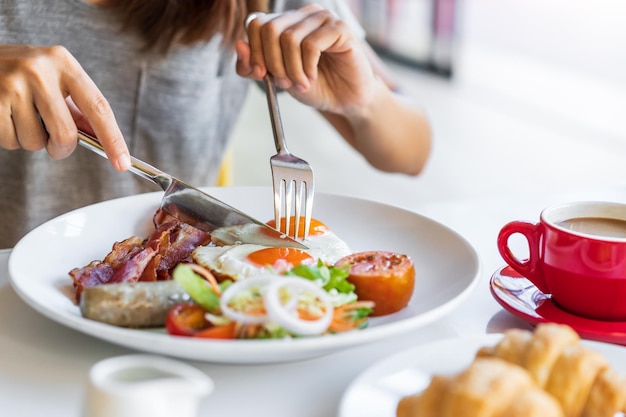 Środkowa sekcja kobiety jedzącej w restauracji