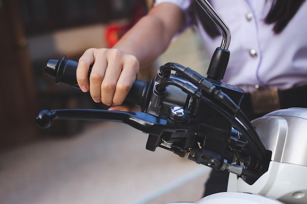 Środkowa sekcja kobiety jeżdżącej na motocyklu