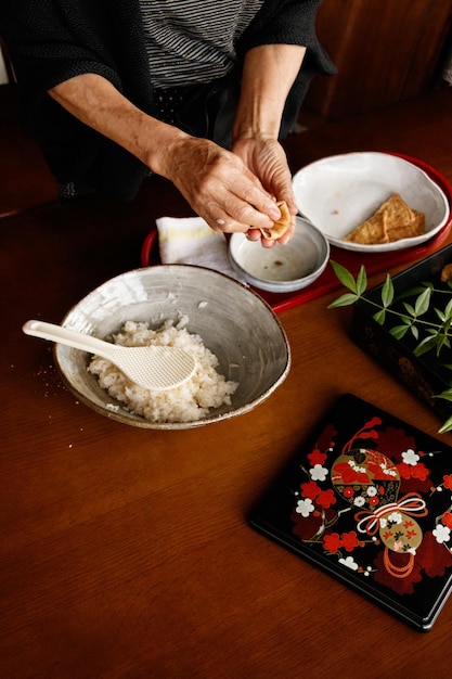 Zdjęcie Środkowa sekcja kobiety przygotowującej jedzenie na stole